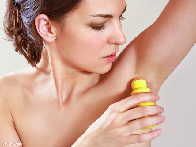 stockfresh 974068 woman-applying-deodorant sizeM