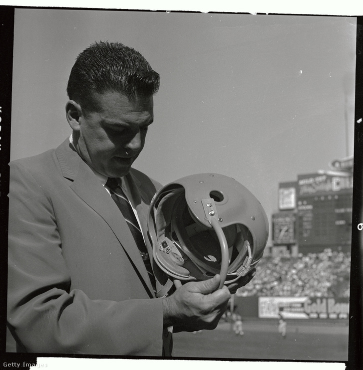 A Cleveland Browns egykori irányítója, Otto Graham vizsgálja a csapat 1956-ra lefejlesztett, jeladós-fülhallgatós sisakját, Paul Brown forradalmi, egyben szabálytalan találmányát