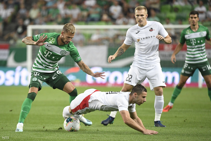 Varga Roland (b) és Andro Svrljuga (lent) a labdarúgó Európa-liga 4. fordulójában játszott Ferencváros-FK Suduva (litván) visszavágó mérkőzésen a Groupama Arénában 2019. augusztus 29-én