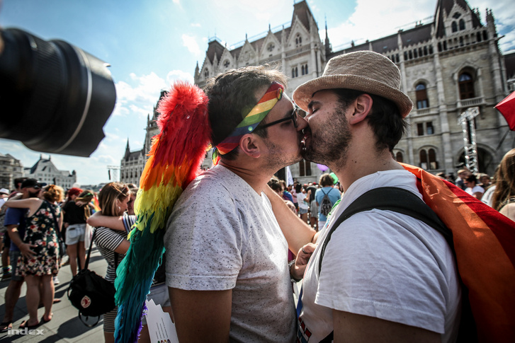 Budapest Pride a Kossuth téren 2019. július 6-án