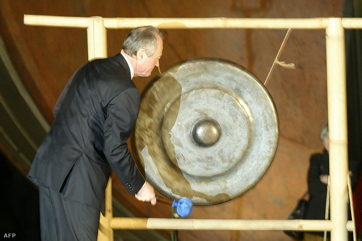 Medgyessy Péter miniszterelnök az uniós csatlakozás pillanatától fogva időt mérő hatalmas Időkerék előtt álló gongot megüti a budapesti Felvonulási téren (ma: Ötvenhatosok tere) 2004. május 1-jén