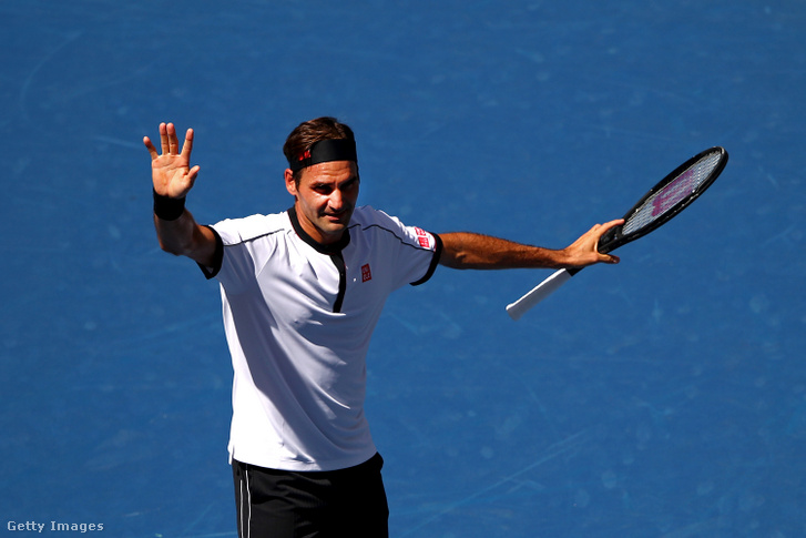 Roger Federer ünnepli győzelmét Daniel Evans elleni mérkőzésen Queensben