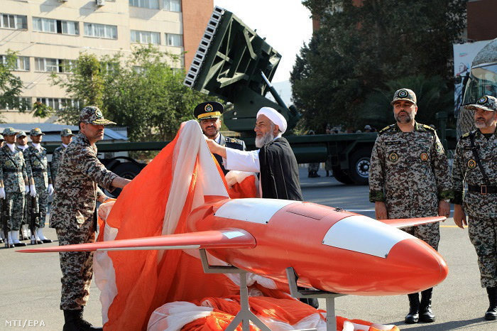Alireza Szabahi-Fard az iráni légvédelem főparancsnoka (b2) leleplezi a Kian nevű új harci drónt az eszköz bemutatásán Teheránban 2019. szeptember 1-jén.
