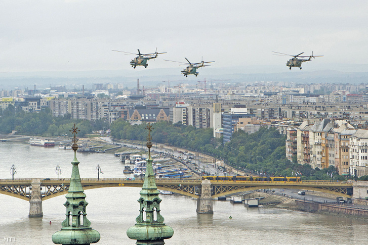 Tehetős szülők kísérik iskolába csemetéiket a Duna fölött. (Jó, igazából a képen a Magyar Honvédség Mi-8 helikopterköteléke a vízi és légi parádén augusztus 20-án.)