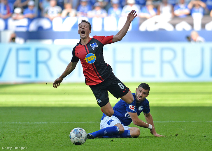 Vladimir Darida, a Hertha BSC Berlin és Daniel Caligiuri, az FC Schalke 04 játékosa a Veltins Arénában 2019. augusztus 31-én