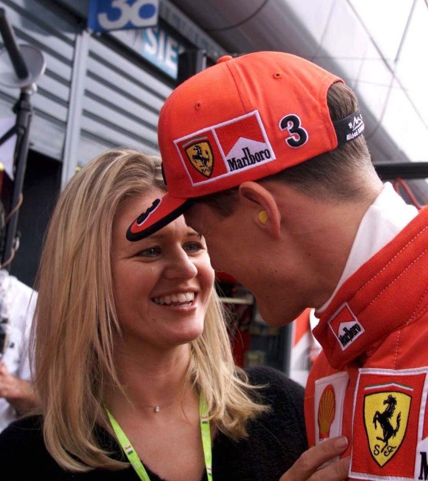 Amikor Michael Schumacher versenyzett, felesége, Corinna mindig a backstage-ben várta őt.