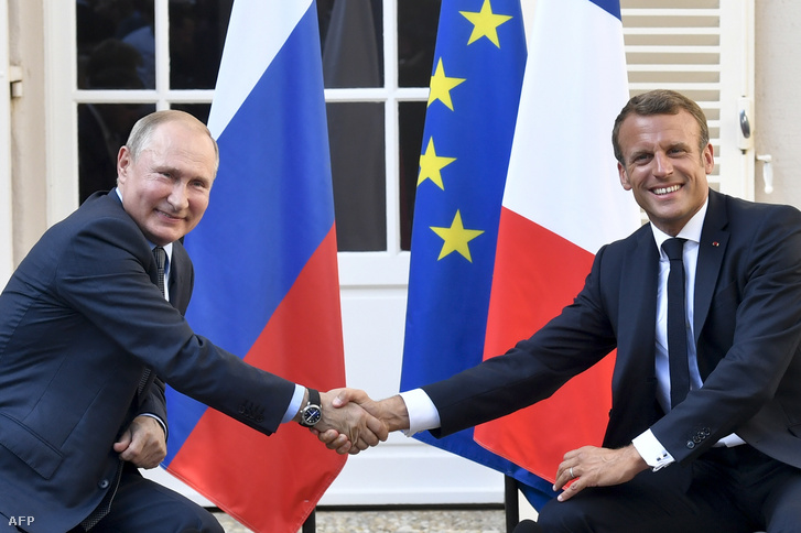Vlagyimir Putyin és Emmanuel Marcon találkozója Bormes-les-Mimosasban 2019. augusztus 19-én