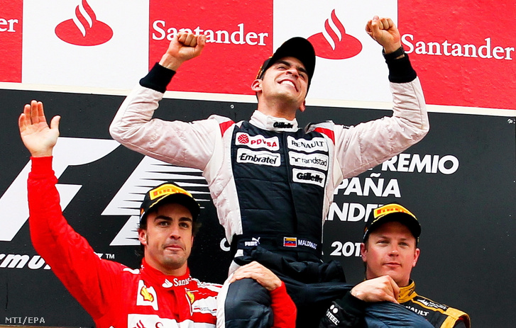 Maldonado a 2012-es Spanyol Nagydíjon aratott győzelmét ünnepli a dobogón