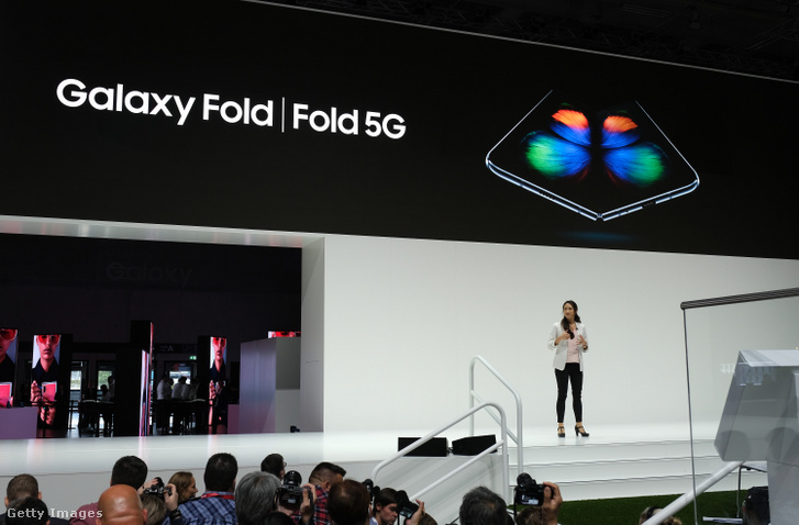 A Samsung előadója Nicole Ng bemutatja az 5G képes termékeket, köztük a Galaxy Fold 5G-t a mai IFA kiállításon