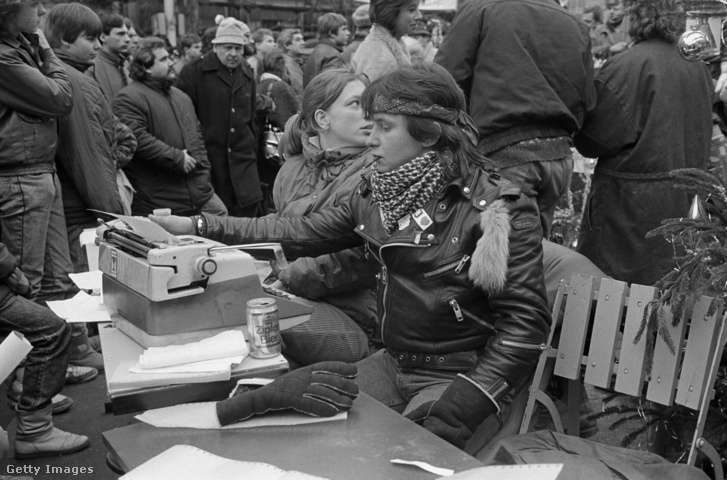 Havel hívei a bársonyos forradalom után, az utcán gépelik a sajtóközleményeket.