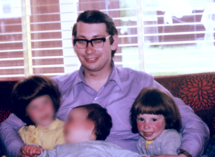 Richard Haynes és három gyermeke, jobb sarokban Jeni