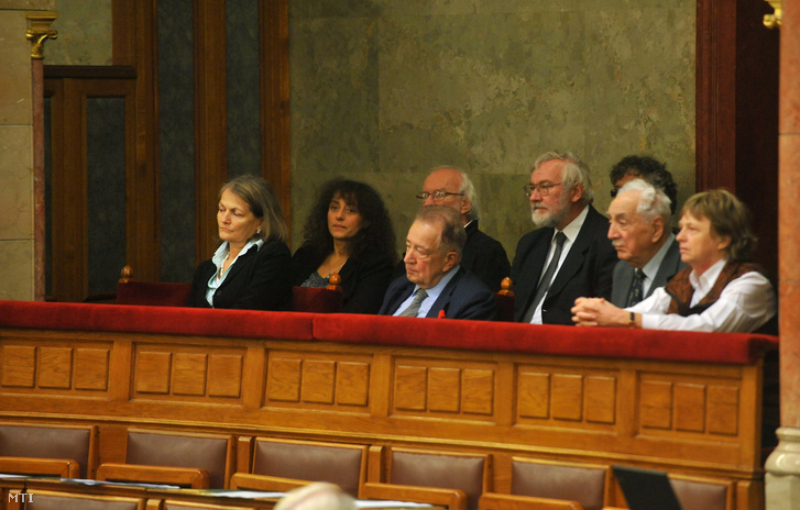 2011. október 25. A Szabad Európa Rádió egykori munkatársai az Országgyûlés plenáris ülésén.
