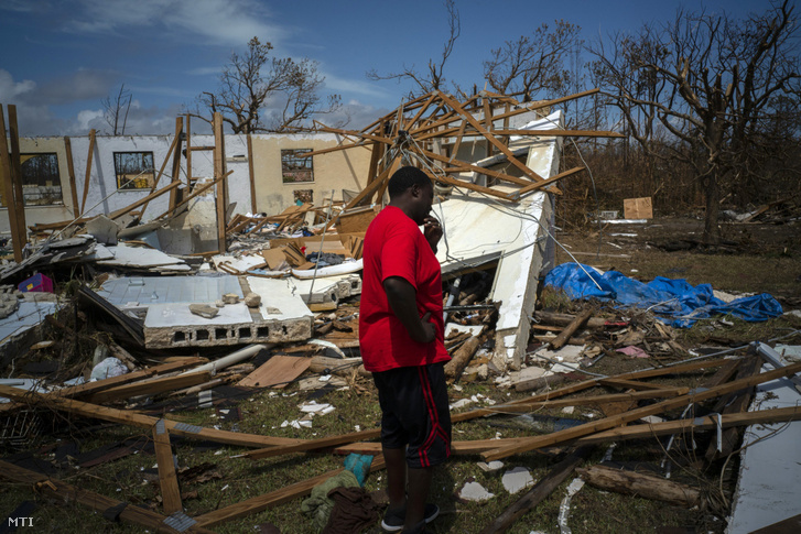 Helyi lakos a Dorian hurrikán által elpusztított házának romjai között a Bahama-szigeteken fekvő High Rock közelében 2019. szeptember 5-én.