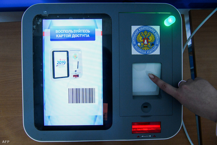 A helyhatósági választások egyik tagja készíti elő az elektronikus terminált a szavazóállomáson Moszkvában 2019. szeptember 6-án