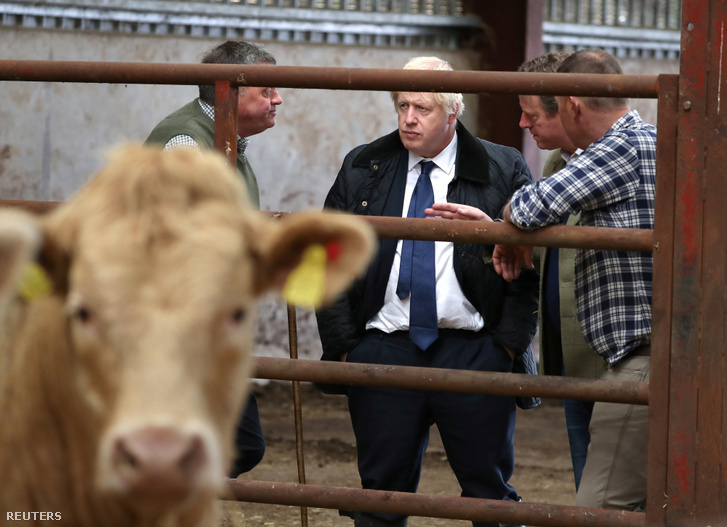 Boris Johnson pénteken egy skóciai farmon tett látogatást