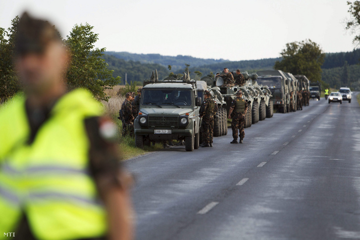 Katonai konvoj a Nagykanizsa-Gyékényes közötti úton, Nagykanizsa határában 2015. szeptember 19-én.