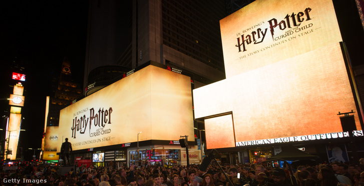 A New York-i Times Square fényreklámjai hirdetik a Harry Potter és az elátkozott gyermek című darabot szeptember 6-án