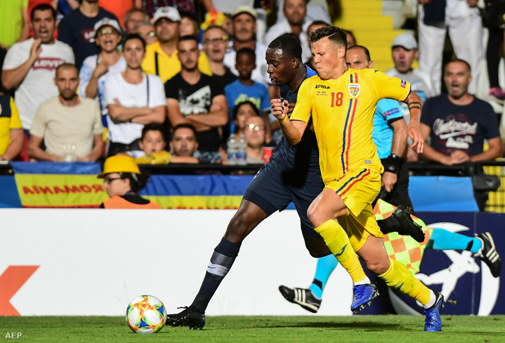 Adrian Rus (balra) és a francia Jean-Philippe Mateta az francia-román U21-es mérkőzésen Romániában 2019. június 24-én