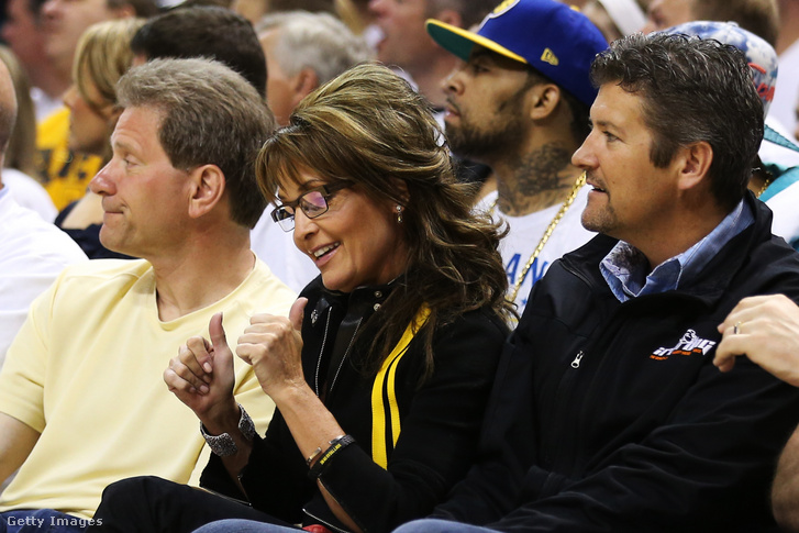 Sarah Palin és jobbra mellette Todd Palin 2013-ban