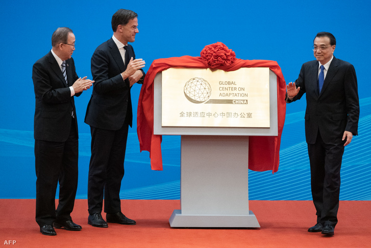 Mark Rutte holland és Li Ko-csiang kínai miniszterelnök és Ban Ki Mun korábbi ENSZ-főtitkár a Globális Alkalmazkodási Bizottság ünnepségén.