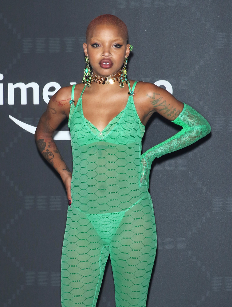 Slick Woods gyakori vendége Rihanna divatbemutatóinak, egyszer például a szülés is pont itt jött rá.&nbsp;