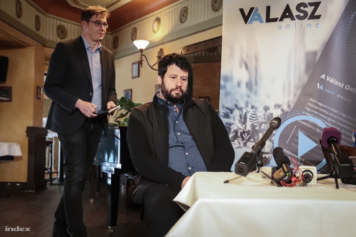 Karácsony Gergely, a Párbeszéd társelnöke, a baloldali pártok főpolgármester-jelöltje (j) és Puzsér Róbert, az LMP által támogatott független főpolgármester-jelölt a Válasz Online által szervezett beszélgetésen a budapesti Centrál kávéházban 2019. március 13-án.