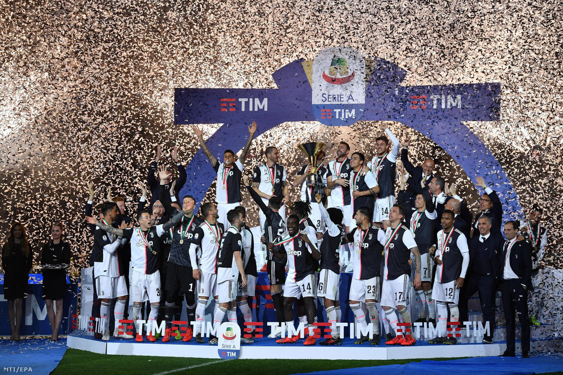 A Juventus játékosai ünnepelnek a bajnoki trófeával az olasz első osztályú labdarúgó-bajnokság 37. fordulójában játszott Juventus - Atalanta mérkőzés végén a torinói Allianz Stadionban 2019. május 19-én. A találkozó 1-1-es döntetlennel ért véget. A Juventus sorozatban nyolcadszor nyerte meg az olasz bajnokságot.