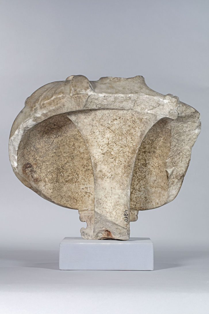 A jellegzetes, gomba alakú támasztékot az athéni szobrászműhelyekben alkalmazták.