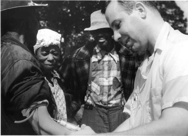 Vért vesznek egy mit sem sejtő szifiliszes betegtől Tuskegee-ben