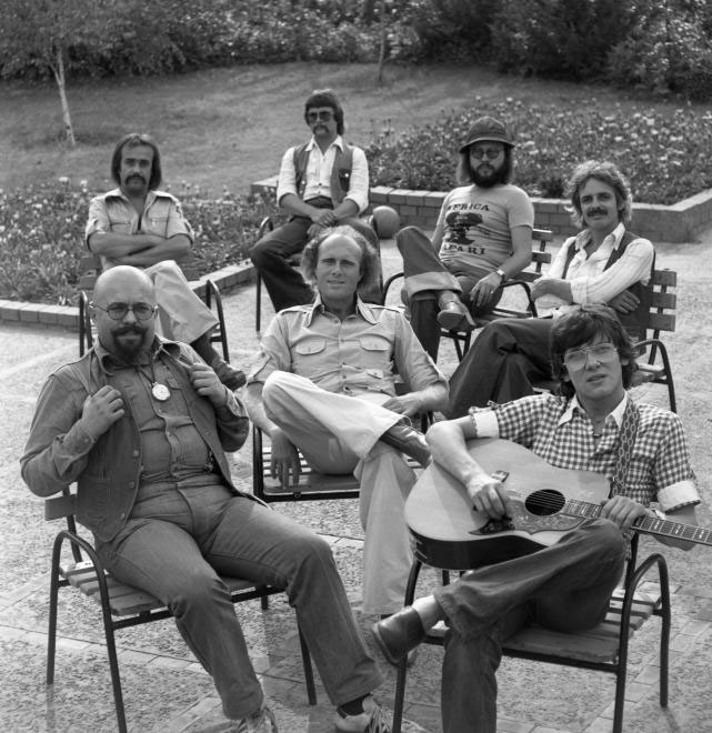 Delhusa Gjon (jobb oldal, első sor) 1977-ben a Bergendy együttessel.