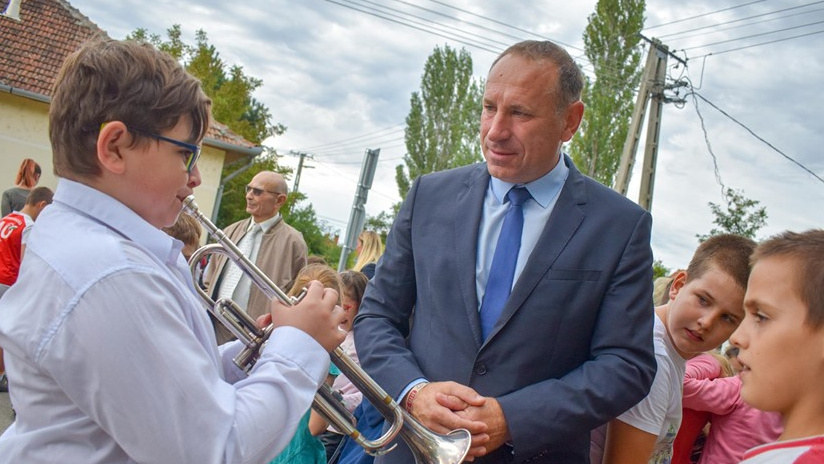 Boldog István általános iskolások gyűrűjében adott át egy parkolót Cserkeszőlőn