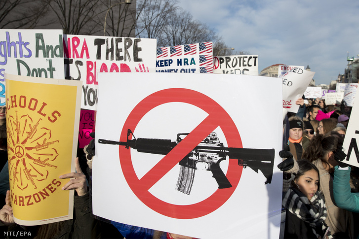 A Menet az életünkért címmel rendezett felvonulás résztvevői követelik a fegyvertartás szabályainak szigorítását Washingtonban 2018. március 24-én.