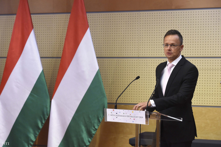 Szijjártó Péter külgazdasági és külügyminiszter beszédet mond a kiemelt exportőr partnerségi program (kepp) megállapodás aláírási ünnepségén a Hotel Mercure Budában 2019. június 24-én