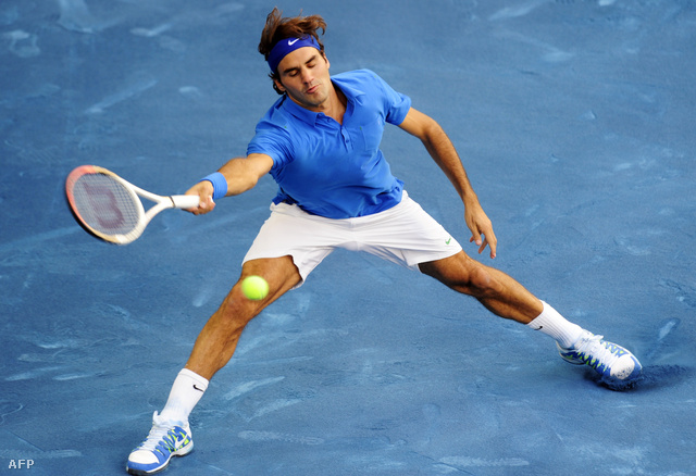 Roger Federer felszántja a kék salakot