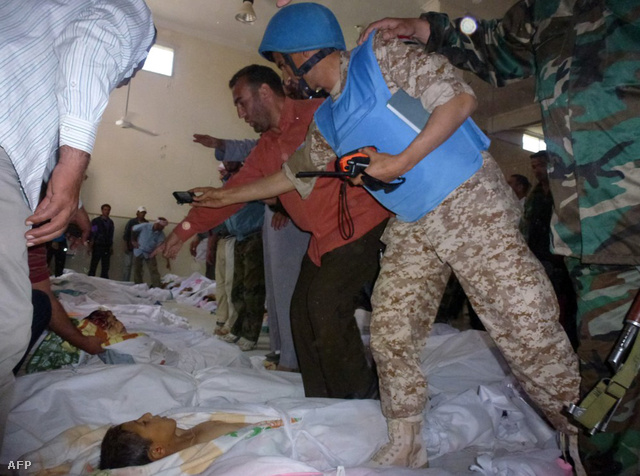 ENSZ katona Húlában az áldozatokat vizsgálja