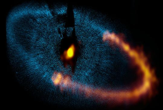 A Fomalhaut és a körülötte lévő porkorong. A kép kékes része a Hubble, míg sárgás része az ALMA felvétele.