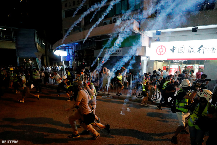 Tüntetők futnak a rendőrségi könnygáz elől szeptember 21-én este, Hongkongban