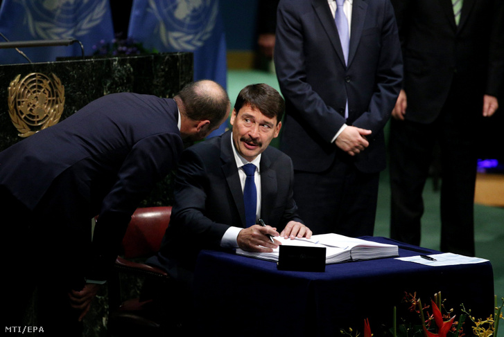 Áder János köztársasági elnök aláírja a párizsi klímaegyezményt az ENSZ New York-i székházában 2016. április 22-én.