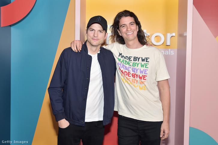 Ashton Kutcher (balra) és Adam Neumann a WeWork második Annual Creator Global Finals elnevezésű rendezvényen 2019. január 9-én Los Angelesben