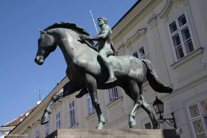 A fehérvári tízes huszárok emlékműve a székesfehérvári Városház téren