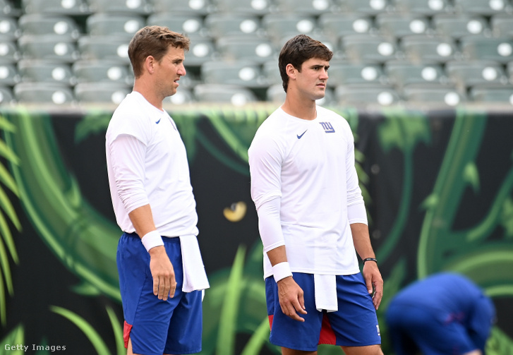 Eli Manning (balra) és Daniel Jones a hétvégi mérkőzés előtti bemelegítésen