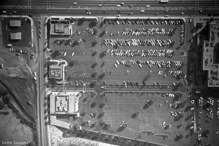 1973-as La Habra bevásárlóközpont parkolójának légifelvétele Kaliforniában