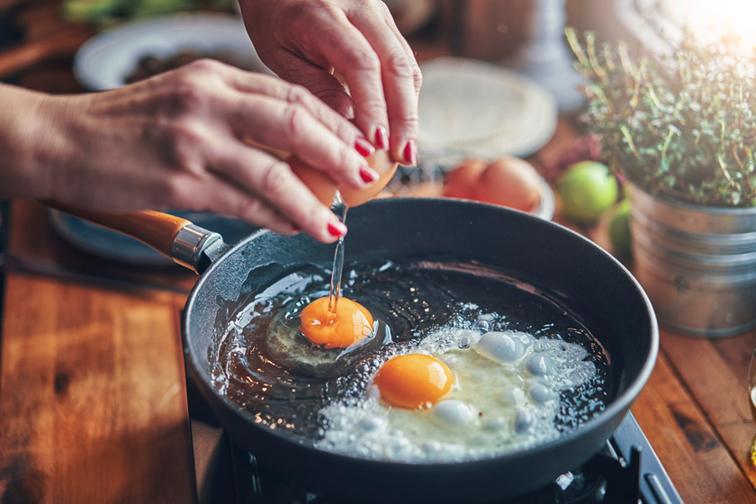 A tojás szénhidráttartalma alig 1%-a szénhidrát, cserébe viszont fehérjében, vitaminokban gazdag, és nagyon laktató.