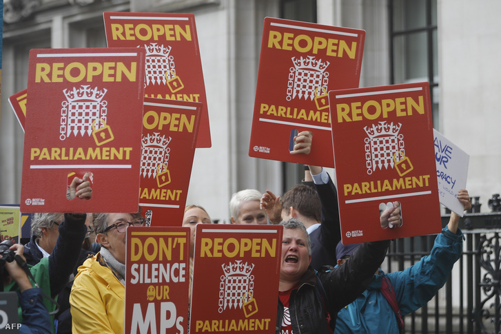A brit parlament újranyitása mellett tüntetők a londoni legffelsőbb bíróság épületénél
