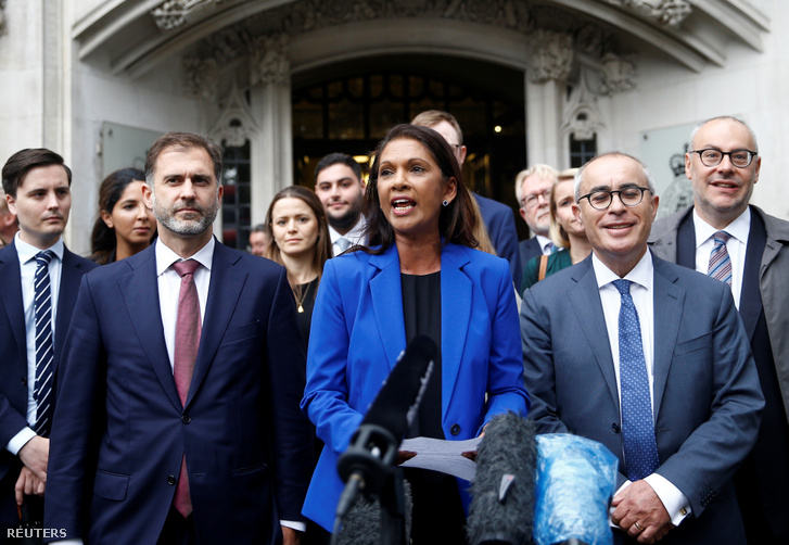 Gina Miller (középen) nyilatkozik a sajtónak a londoni legfelsőbb bíróság döntése után