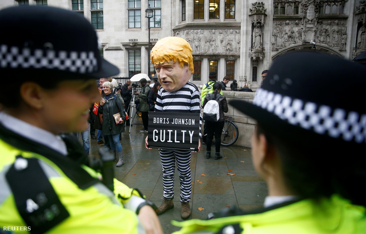 Tüntető Boris Johnsonnak beöltözve a legfelsőbb bíróság előtt, a táblán az szerepel, hogy bűnös