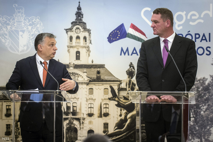 Orbán Viktor miniszterelnök (b) és Botka László (MSZP) polgármester a Modern városok program keretében kötött együttműködési megállapodás aláírása után tartott sajtótájékoztatón a szegedi városházán 2017. január 30-án