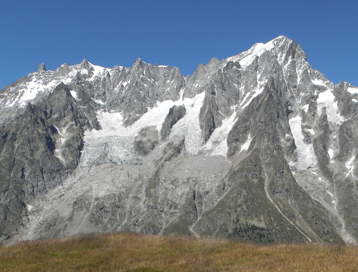 A Grandes Jorasses hegy déli oldala a gleccserrel