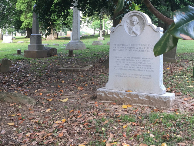 A Tennessee Children’s Home Societyben elhunyt gyermekek emlékére emelt sírkő a memphisi temetőben