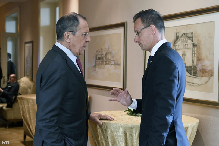 Russian Minister of Foreign Affairs Sergey Lavrov (l) and his Hungarian colleague Péter Szijjártó (r)